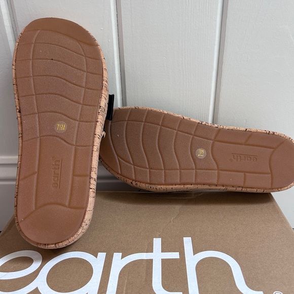 Earth Tan Sandal Black and Tan Slip On - Picture 6 of 7